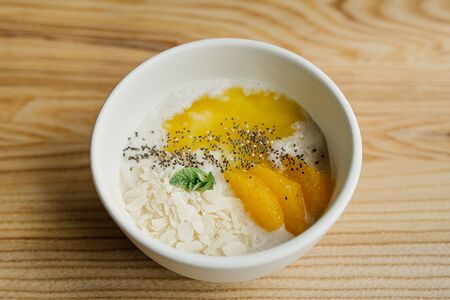 Рисовая каша с апельсином, манго-соусом и миндалем