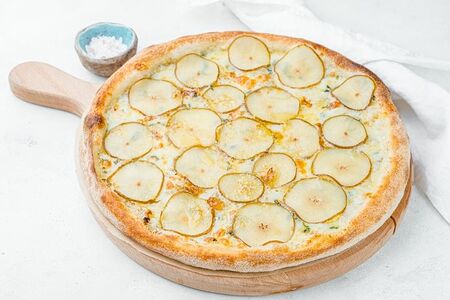 Пицца с грушей и сыром горгонзола