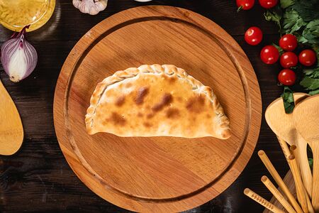 Кальцоне с ветчиной и грибами