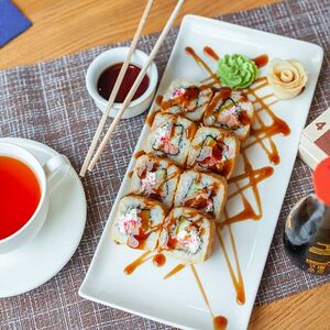 Ролл с салатной креветкой в темпуре