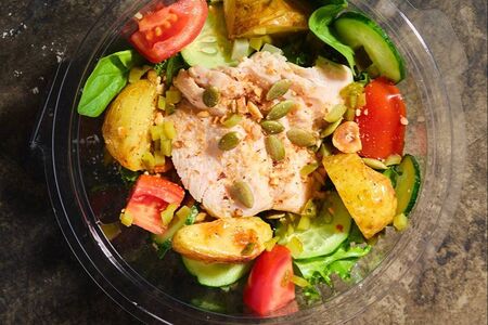Салат с куриной грудкой, картофелем и жареным фундуком