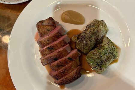 Утиное филе с голубцами из потрошков