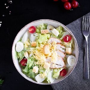 Салат Цезарь с курицей