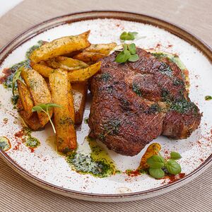 Стейк из свинины с печёным картофелем