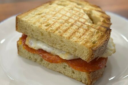 Пепперони тост с жареным яйцом