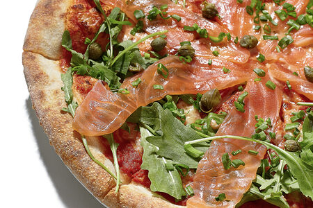 Пицца с лососем