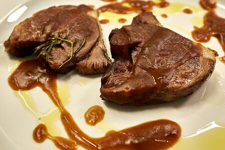 Бок барашка под соусом демиглас