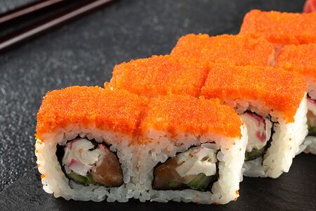 Ролл Калифорния с семгой