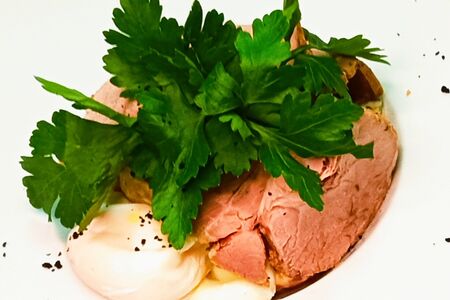 Салат Дачный с бужениной и яйцом пашот