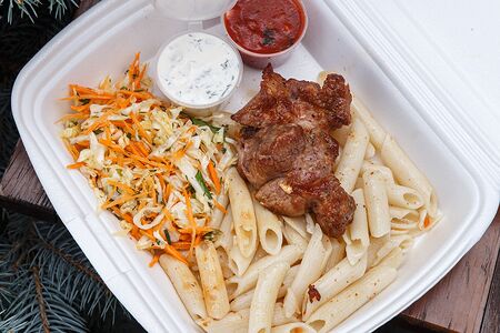 Свинина с макаронами и капустным салатом