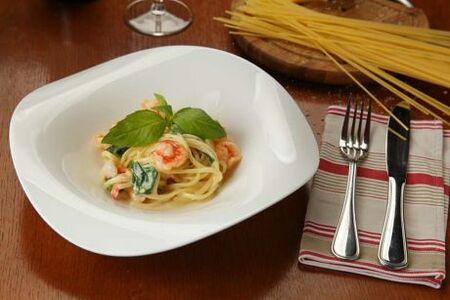 Спагетти с креветками и шпинатом