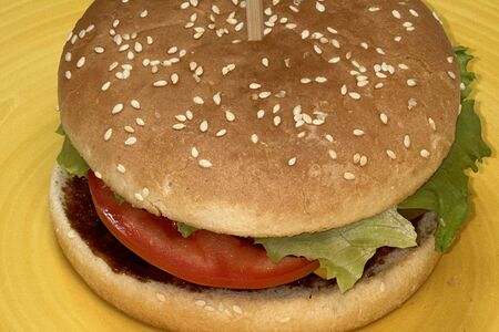 Бургер с котлетой из говядины, сыром чеддер и маринованными огурцами