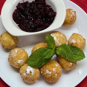 Творожные пончики с вареньем