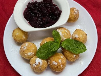 Творожные пончики с вареньем