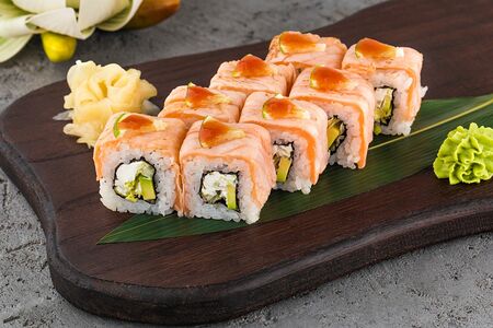 Ролл с запеченным лососем
