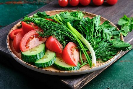 Ассорти из свежих овощей и зелени