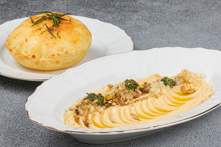 Кремовый жёлтый горох с зелёной сальсой и карамельным маслом