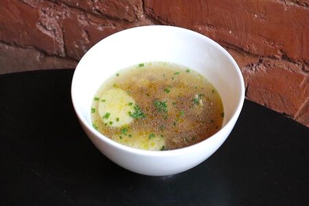 Куриный бульон с лапшой и яйцом