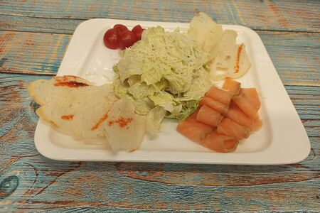 Салат Цезарь с сёмгой