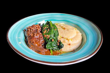 Томленые говяжьи щечки