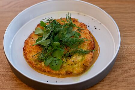 Куриный шницель с теплым карри и миксом зелени