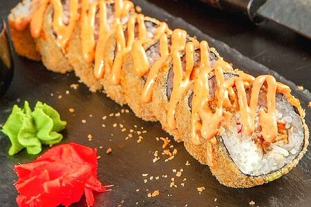 Ролл с копченым лососем и креветками в темпуре