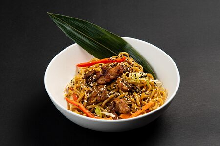 Вок с цыпленком и карри на лапше