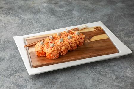 Ролл спайси со снежным крабом и трюфельным соусом
