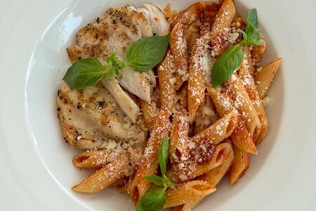 Пенне с цыплёнком и томатами