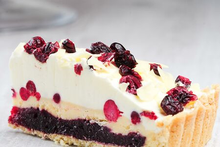 Торт брусничный с белым шоколадом