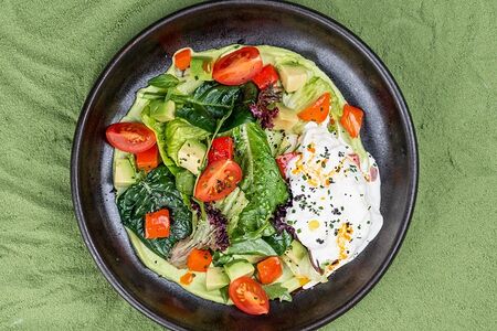 Салат с хумусом из бобов эдамаме