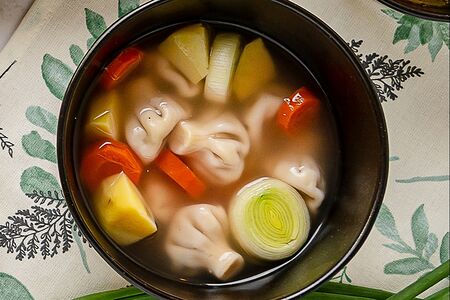 Бульон с мини-хинкали