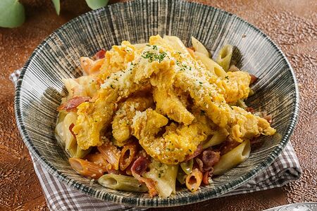 Пенне с куриными стрипсами и беконом