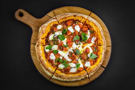 С томатами и домашней моцареллой