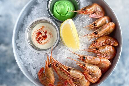 Креветки холодного копчения с соусами