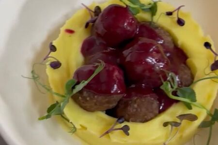 Тефтели с картофельном пюре