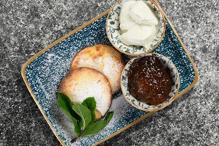 Сырники домашние с конфитюром из инжира