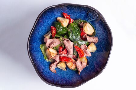 Салат с ростбифом и хрустящими баклажанами