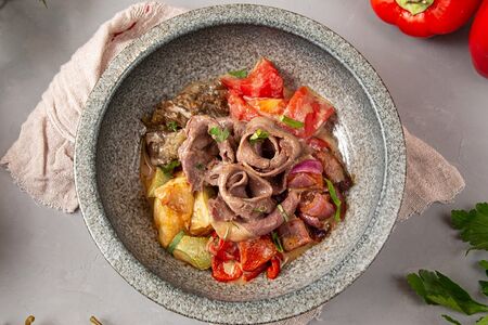 Салат с пастрами из говядины и овощами гриль