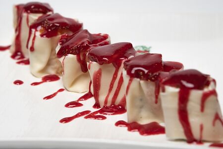 Ролл сладкий с малиновым соусом