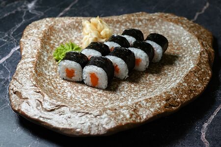 Маки с лососем