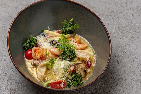 Паста с кальмаром и креветками