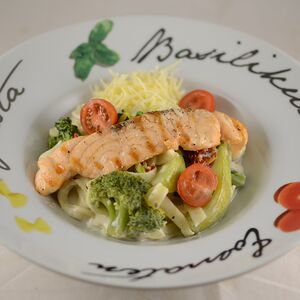 Паста с лососем, цукини в сливочном соусе