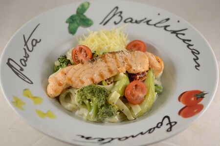 Паста с лососем, цукини в сливочном соусе