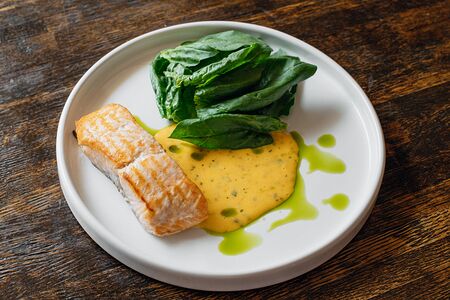 Лосось со свежим шпинатом и соусом беарнез