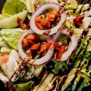 Салат с курицей и халапеньо