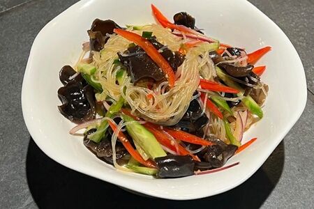 Салат с фунчозой