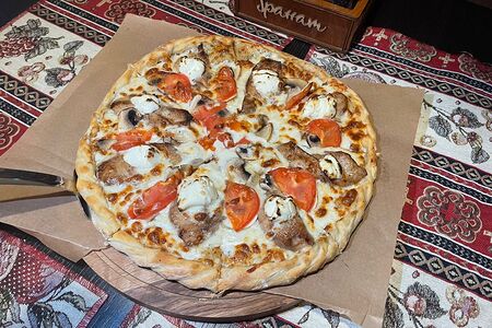 Пицца с курицей и грибами
