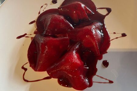 Равиоли из свеклы с грушей и молодым сыром