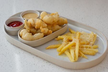 Фиш-энд-чипс с картофелем-фри